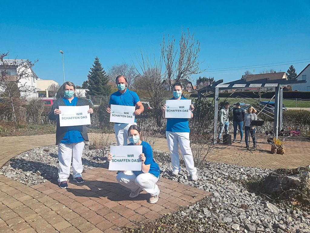 Mitarbeiter des Rosenfelder Pflegewohnhauses sind frohen Muts und demonstrieren selbstbewusst: Wir schaffen das. Fotos: Privat