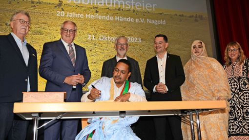 Bürgermeister Brahim Bedebe aus Atar in Mauretanien trug sich ins Goldene Buch der Stadt Nagold ein. Foto: Priestersbach