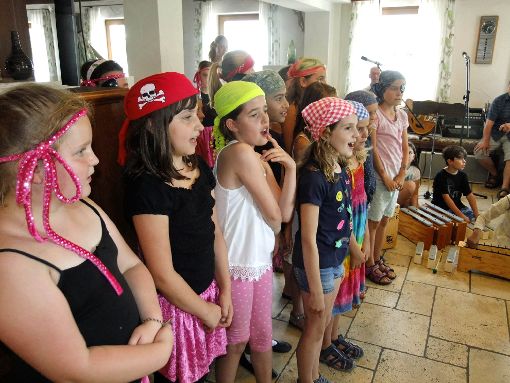 Erstmals besuchen  Grundschüler das Gesellige Alter beim Unterhaltungsnachmittag. Foto: Merz Foto: Schwarzwälder-Bote