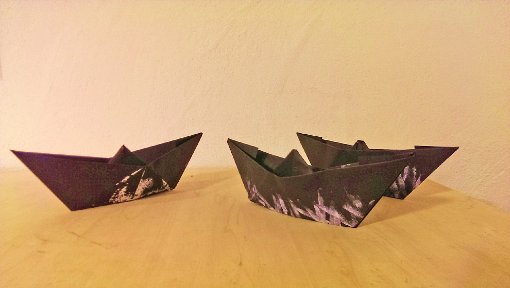 Die schwarzen Boote aus der Kunstdünger-Ausstellung hat Reinhard Sigle mit Flüchtlingen versehen. Foto: Sigle Foto: Schwarzwälder-Bote