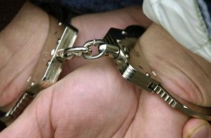 Die Polizei hat einen 32-Jährigen festgenommen, der im Verdacht steht, in Dunningen mehrere Einbrüche verübt zu haben. Sein Komplize ist noch auf der Flucht. (Symbolfoto) Foto: dpa