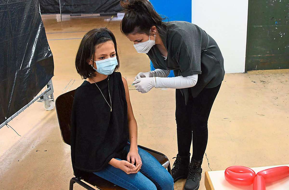 Arbnore Morina impft die elfjährige Coline, die als eine der ersten an diesem Montag ihre Impfdosis erhält. Foto: Hübner