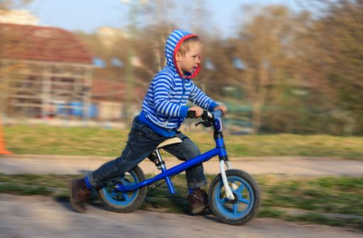 Einen gehörigen Schrecken hat ein Vierjähriger seinen Eltern in Esslingen eingejagt: Er machte sich mit seinem Laufrad auf zu einer Spritztour (Symbolbild). Foto: Shutterstock/Nadezhda1906