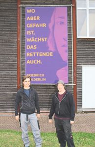 Geschäftsführer Kai Hoffmann (links) und Max Schweizer vom Programmausschuss vor einem  Zitat des Dichters Friedrich Hölderlin. Foto: Köncke Foto: Schwarzwälder Bote