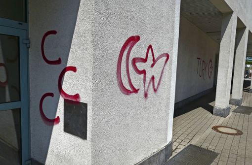Die Polizei ermittelt gegen die Täter, die Graffiti am City Center gesprüht haben. Foto: Eyckeler