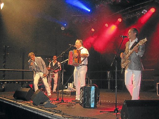 Sie waren für viele der Höhepunkt des Samstagabends des Stadtfestes: die Feldberger mit ihrem Sänger Hansy Vogt (links). Foto: Schwarzwälder-Bote