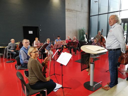 Weil mehr Platz ist: Martin Künstner und das Ebinger Kammerorchester proben in der Firma Lorch.Foto: Pflanz Foto: Schwarzwälder Bote