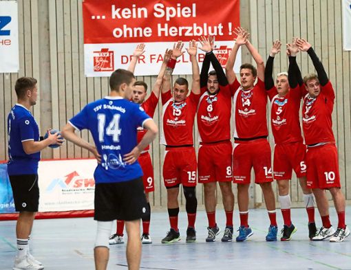 Der TSV Altensteig II (rote Trikots) geht mit Selbstvertrauen ins Spiel gegen den TSV Betzingen.  Foto: Priestersbach