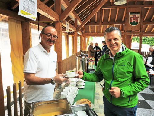 Die sogenannte Frei-Kartoffelsuppe, gekocht von Christian Sontag (links), schmeckte nicht nur Thorsten Frei. Foto: Schimkat