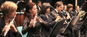 Das Johann-Strauss-Festival-Orchester Baden-Württemberg  gastiert beim Neujahrskonzert in der Balinger Stadthalle. Mit dabei ist die Sopranistin Jacqueline Noparstak (rechts).  Fotos: JSFO Foto: Schwarzwälder-Bote