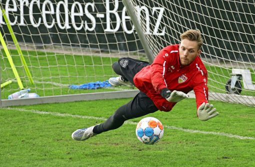 Beim Torwarttraining: Florian Müller will sich im zweiten Jahr beim VfB Stuttgart steigern. Foto: Baumann/Hansjürgen Britsch
