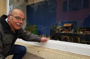 Harald Fiedler ist stolz auf das dekorierte Adventsfenster in der Hochmaiengasse 23. Foto: Roth