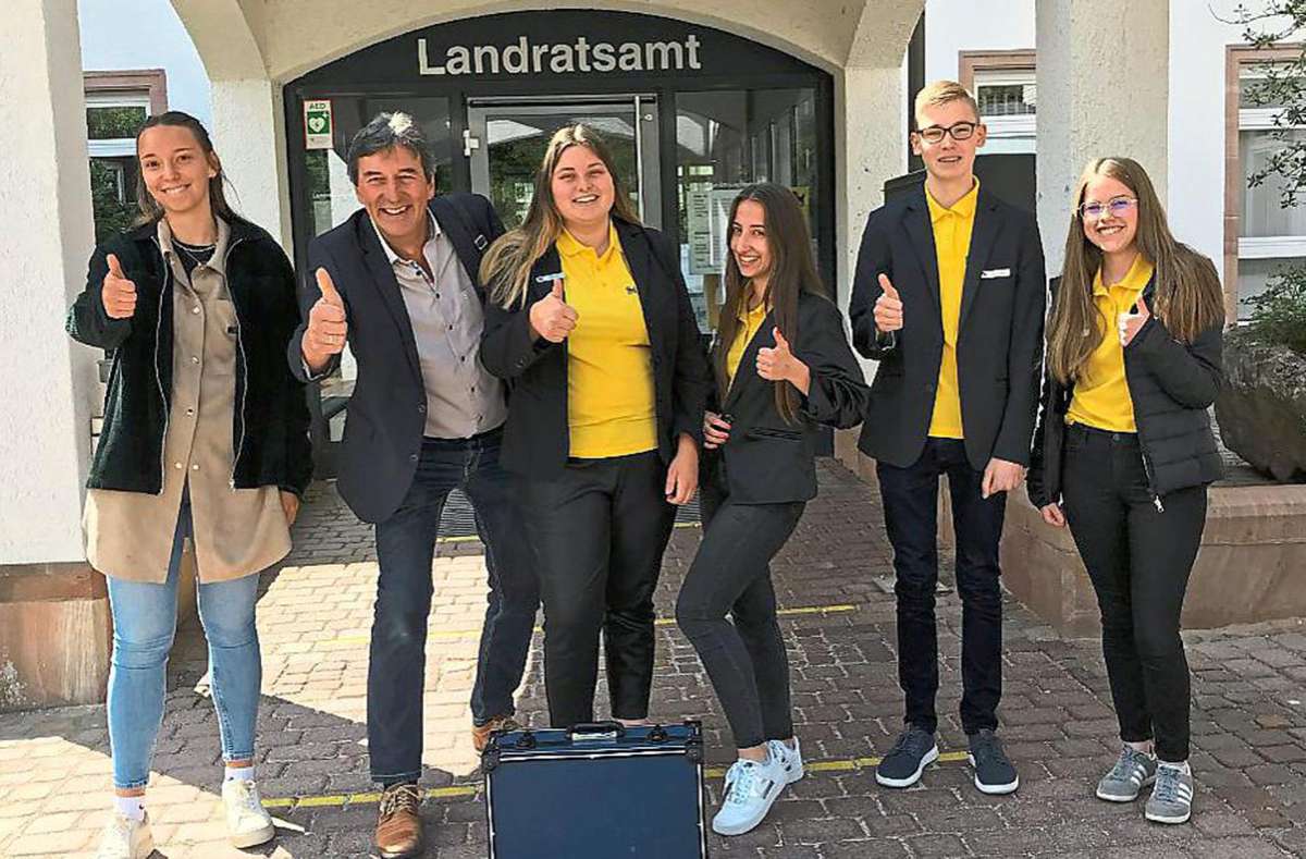 Die Auszubildenden des Landratsamts (in den gelben Poloshirts) freuen sich gemeinsam mit dem Wirtschaftsbeauftragten Ralf Bohnet (Zweiter von links) auf zahlreiche kreative Nachhaltigkeits-Ideen der Schüler. Foto: Stritt