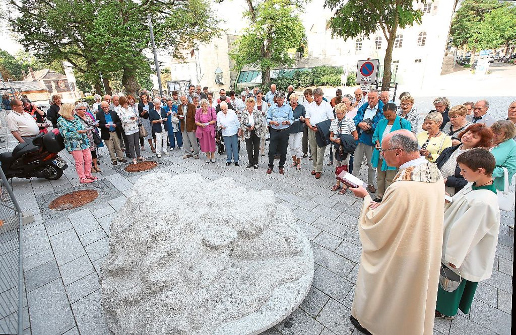 Pfarrer Erick Loks segnet die Skulptur von Johannes dem Täufer nach dem Gottesdienst.