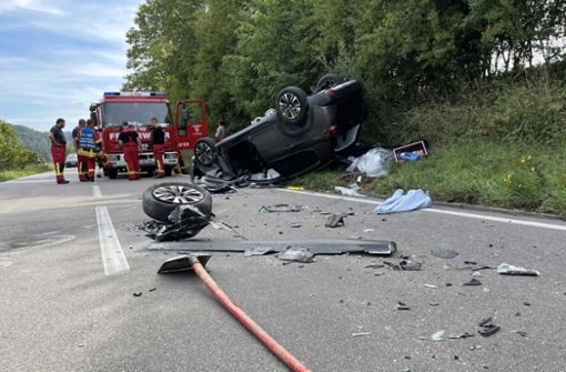 Bei einem Unfall zwischen Gültlingen und dem Kreisverkehr Sieben Tannen hat sich eine Peugeot-Fahrerin mit ihrem Fahrzeug überschlagen. Foto: SDMG / Schulz