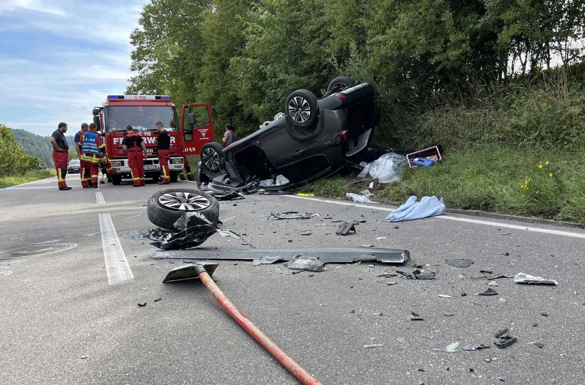 Bei einem Unfall zwischen Gültlingen und dem Kreisverkehr Sieben Tannen hat sich eine Peugeot-Fahrerin mit ihrem Fahrzeug überschlagen.