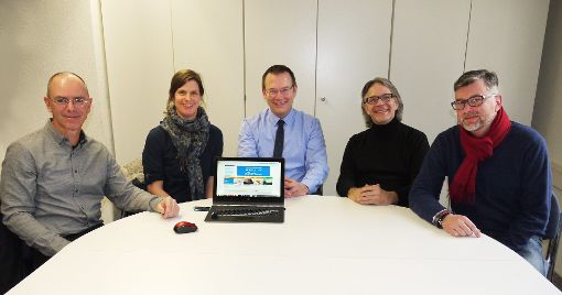 Alfred Ruther-Mehlis, Heidrun Fischer, Udo Hollauer, Gerhard Penck und Markus Koch präsentieren das Online-Portal zur Bürgerbeteiligung.  Foto: Eyrich
