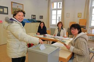 Die Wahlbeteiligung war gestern durchweg gut. In Ettenheim (das Bild zeigt eine Wählerin undWahlhelferinnen in Altdorf) lag sie bei rund 69 Prozent.  Foto: Decoux-Kone