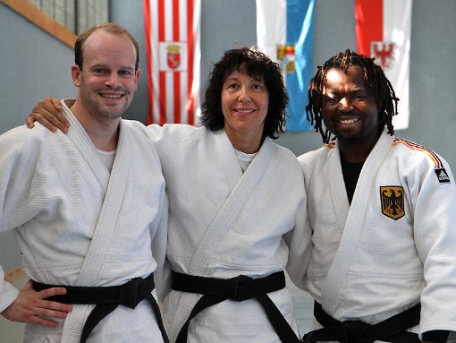 Die beiden Freudenstädter Judoka (von links) Stefan Lippert und Birgitt Binder mit dem Juniorenbundestrainer Bruno Tsafack. Foto: Schwarzwälder-Bote