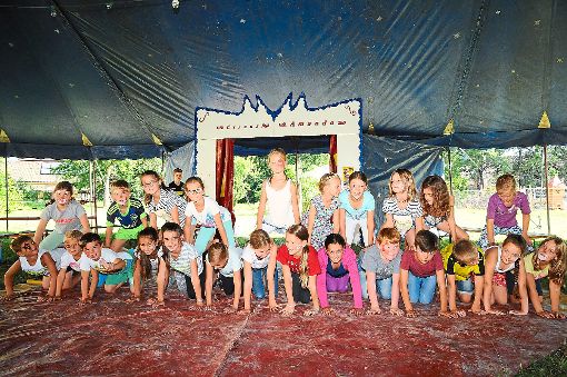 Die Akrobaten im Circus Amando der Grundschule in Schenkenzell. Für die Pyramide wird jeder gebraucht.   Fotos: Ziechaus Foto: Schwarzwälder-Bote