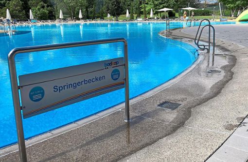 Blick auf ein Außenbecken im Badkap in Albstadt: Eltern haben in Schwimmbädern die Aufsichtspflicht für ihre Kinder. Foto: Gern
