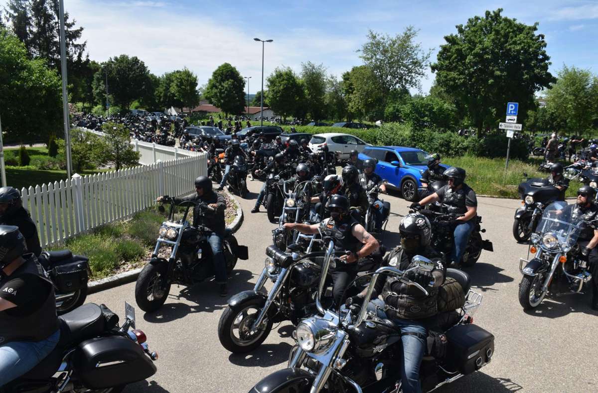Rund 600 Biker mit schweren Maschinen sind am Samstag in Empfingen zu sehen. Foto: Baiker