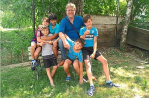 Jürgen Pfeiffer war gefragter Spielkamerad und Gesprächspartner für die Kinder in Ghimbav bei seinem Besuch dort im Sommer. Foto: zg/Ghimbav