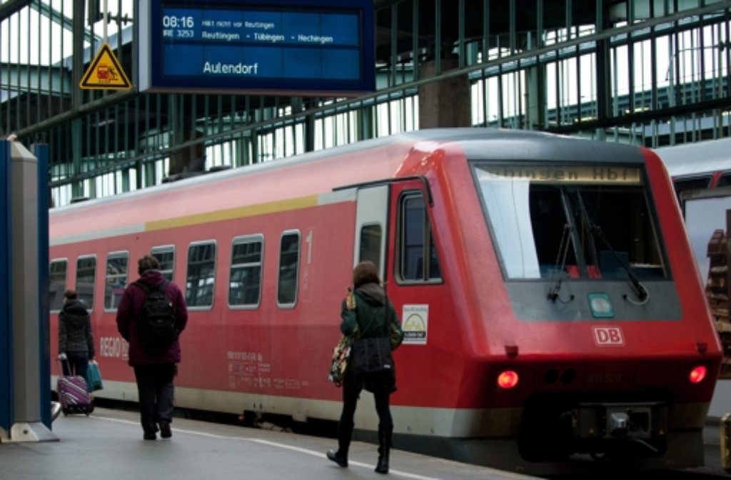 Zuerst pöbelt ein Mann am Stuttgarter Hauptbahnhof Reisende an, dann geht er auf Polizisten los. (Symbolbild) Foto: dpa