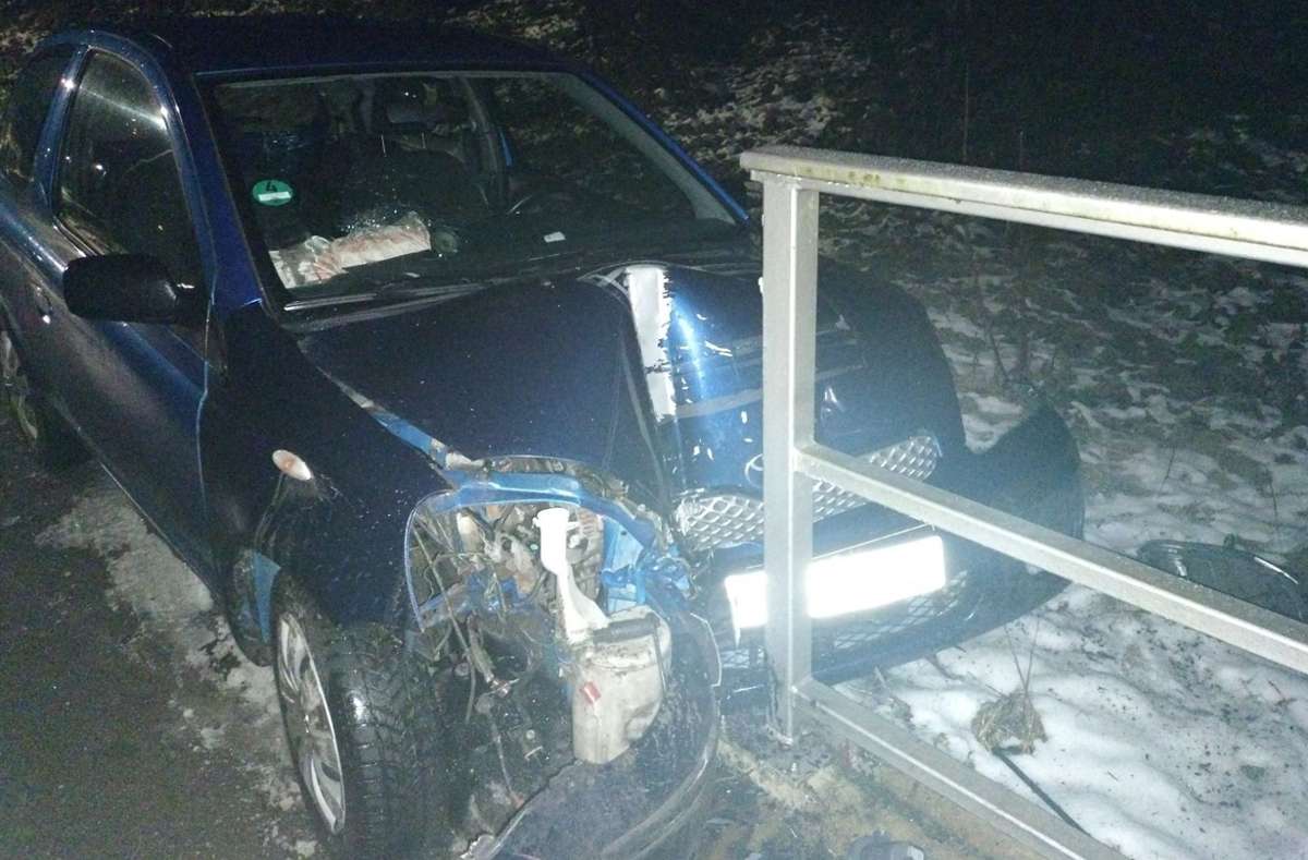 Wegen Glätte: Auto rutscht in Brücke in Bad Liebenzell