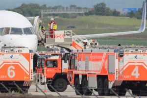 Die Feuerwehr hat am Montagnachmittag wegen eines Triebwerkschadens an einer Boeing 757 zum Flughafen Stuttgart ausrücken müssen. Foto: www.7aktuell.de | Oskar Eyb