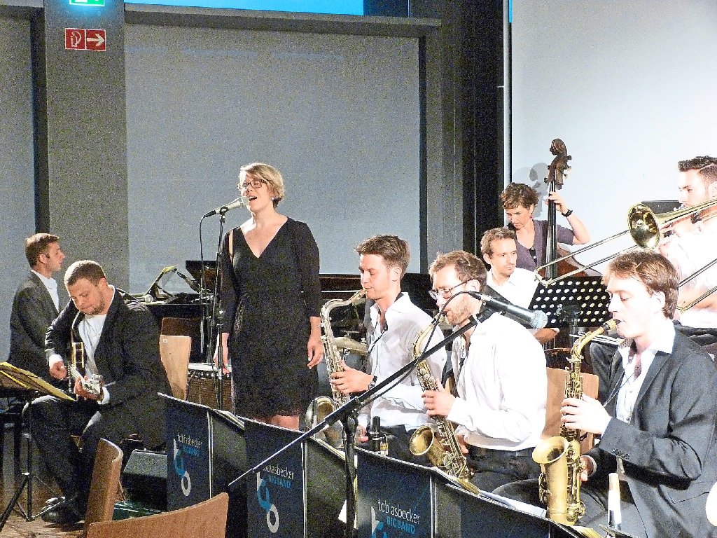 Sängerin Verena Nübel setzte dem Bigband-Sound die Krone auf.