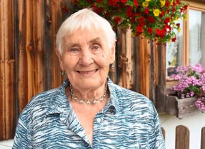 An ihrem 80. Geburtstag kann Lioba Saier aus Schonach auf ein arbeitsreiches Leben auf dem Kolbenbaptistenhof zurückblicken. Trotz vieler Widrigkeiten hat sie sich ihre Schlagfertigkeit und den Humor bewahrt. Foto: Bolkart Foto: Schwarzwälder Bote