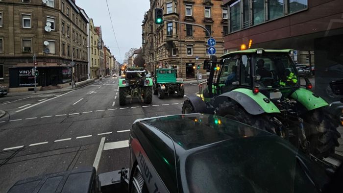 Bauernprotest im Kreis Freudenstadt: Dutzende Traktoren auf dem Weg nach Stuttgart gesichtet