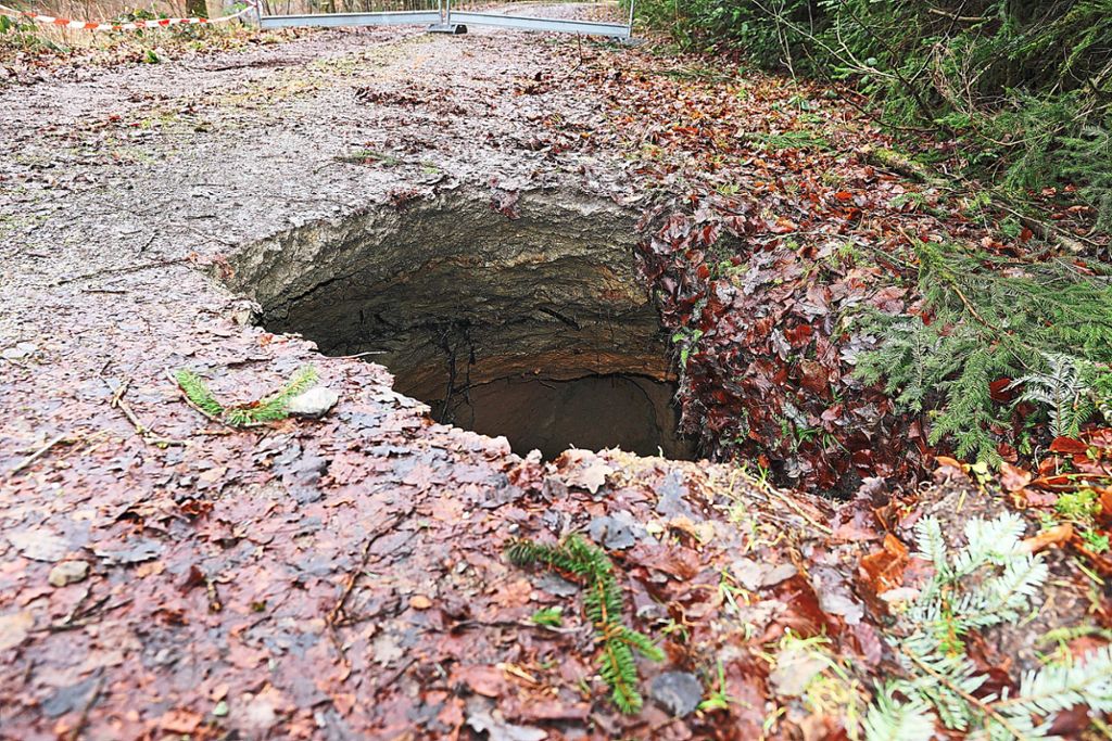 Sechs Meter tief ist die eingestürzte Doline. Nun soll geklärt werden, ob die Bundesstraße gefährdet ist. Foto: Schwarzwälder Bote