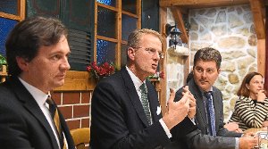 Andreas Schwab (rechts) freute sich über den Besuch von IHK-Vizepräsident Hanns-Peter Knaebel (Mitte) und IHK-Hauptgeschäftsführer Thomas Albiez (links). Foto: CDU  Foto: CDU Foto: Schwarzwälder-Bote