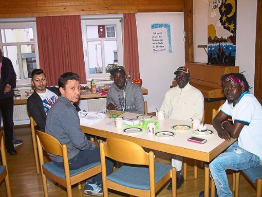 Zum Café Asyl hat der Freundeskreis Asyl in das Gemeindehaus in Isingen eingeladen.  Foto: May Foto: Schwarzwälder Bote