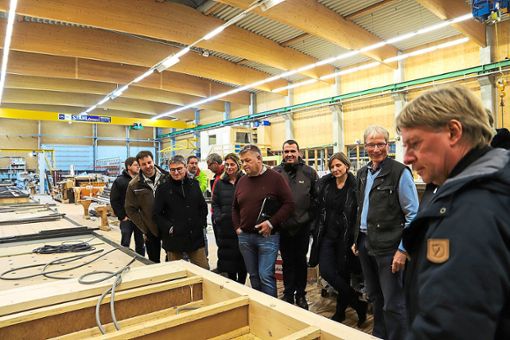 Bei einem Rundgang durch die Produktionsstätte der Firma Brüninghoff in Tannheim wird deutlich, welche Möglichkeiten Holz als Baustoff bietet.  Foto: Niggemeier Foto: Schwarzwälder Bote
