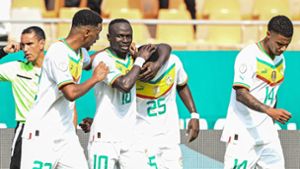 Der Afrika Cup hat begonnen. Hier bejubelt das Nationalteam des Senegal mit Superstar Sadio Mané (Mitte, Nummer 10) einen Treffer gegen Gambia. Foto: AFP/ISSOUF SANOGO