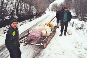 Teilweise sind die Bewohner der Karpaten noch auf Schlitten angewiesen. Foto: Christen helfen in Rumänien Foto: Schwarzwälder Bote