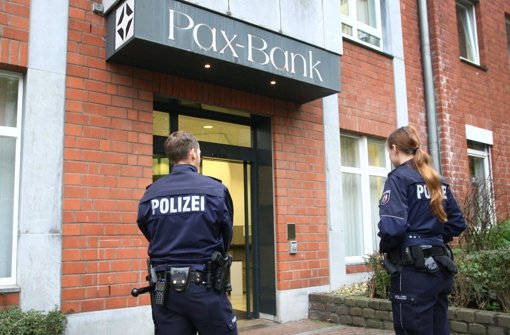 Die Filiale der Pax-Bank in Aachen ist am Mittwoch von vier bis sechs Bankräubern überfallen worden. Foto: dpa