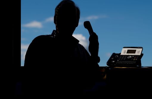 Neue alte Betrugsmasche: Betrüger geben sich am Telefon als Polizisten aus und verunsichern Bürger. (Symbolfoto) Foto: dpa