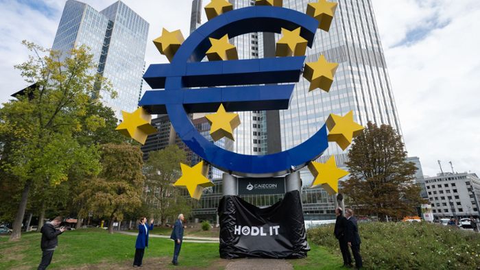 Euro-Symbol im Bankenviertel bleibt