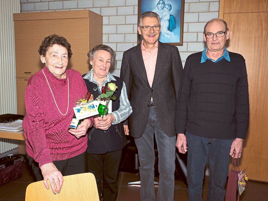 Bei den Ehrungen für 25 Jahre Mitgliederschaft bei der Sozialgemeinschaft anwesend (von links): Hilde Müller, Lisa Bodmer, Vorsitzender Klaus Müller und Viktor Stern. Fotos: Hölsch