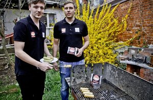 Georg Lenz (li.) und Felix Walz grillen ihre selbst entwickelten Kuchenröllchen. Foto: Peter-Michael Petsch