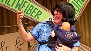 Unter anderem wurde einmal humorvoll aufgezeigt, was Frau von heute alles leisten muss: Hier zu sehen ist Birgit Fischer als junge Frau beim Fitness – natürlich mit Baby –  beim Selfies schießen Foto: Bohnert-Seidel