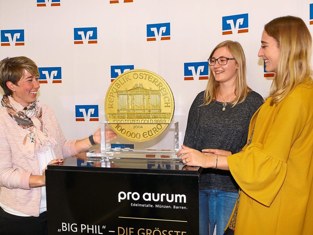 Miriam Kinzel, Melanie Fortenbacher und Michelle Bitzer bestaunen Big Phil, Europas größte Goldmünze. Fotos: Klein