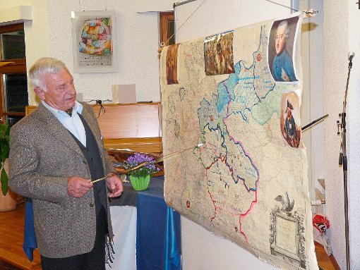 Referent Ewald Tomascheck zeigt an einer Karte die Grenzen des Königreichs Preußen. Foto: Selter-Gehring Foto: Schwarzwälder-Bote
