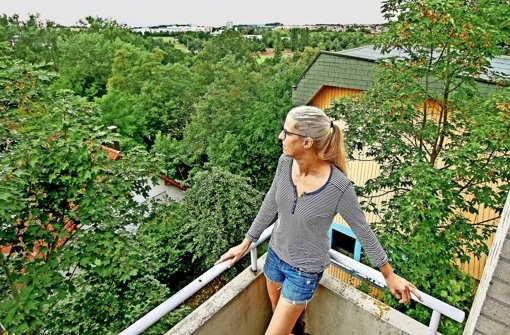 Der sie störende Lärm kommt vom Tal herauf: Julia Roth auf dem Balkon ihrer Wohnung im Aurain in  Bietigheim Foto: factum/Granville
