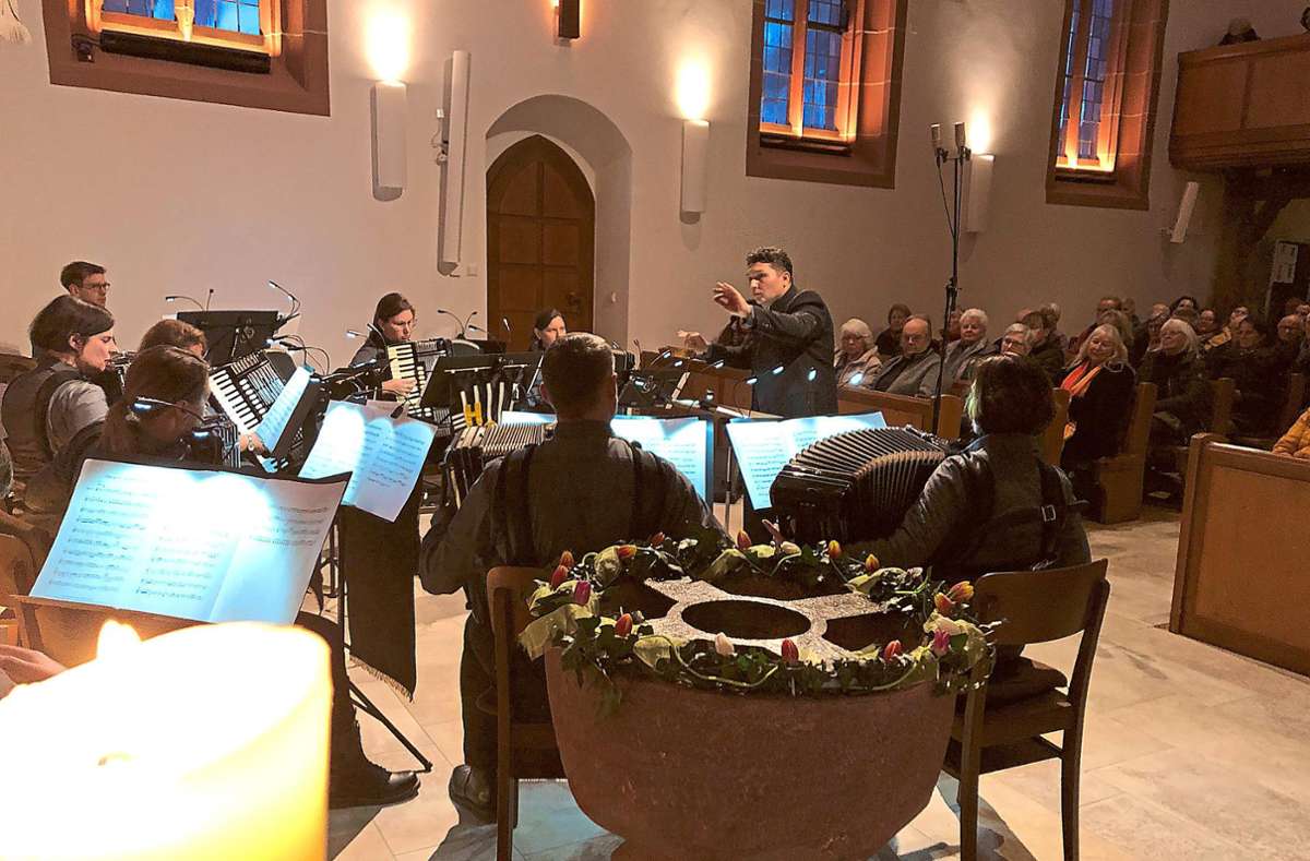 Das Erste Orchester des Harmonika Clubs Edelweiß erfreute rund 100 Zuhörer in der Sulzer Michaelskirche. Foto: Zabota
