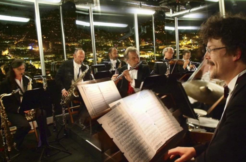 Musik über den Lichtern der Stadt: Die Stuttgarter Saloniker bei einem Konzert im Turm.
